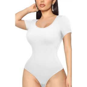 Penelopes makelloser Charme: Zeigen Sie Ihr Selbstvertrauen in unserem Bauch-weg-Bodysuit – mühelose Eleganz, figurbetonte Tanga-Kleidung und taillenbetonte Shorts erwarten Sie! 