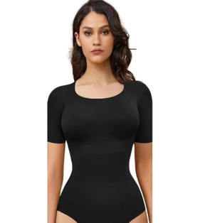 Penelopes makelloser Charme: Zeigen Sie Ihr Selbstvertrauen in unserem Bauch-weg-Bodysuit – mühelose Eleganz, figurbetonte Tanga-Kleidung und taillenbetonte Shorts erwarten Sie! 