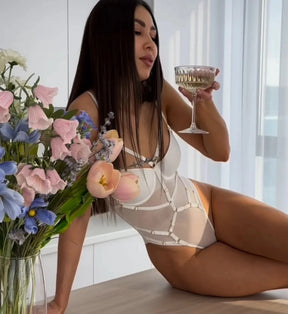 Body Lexie en dentelle avec jarretière, une fusion d'élégance et de sensualité.