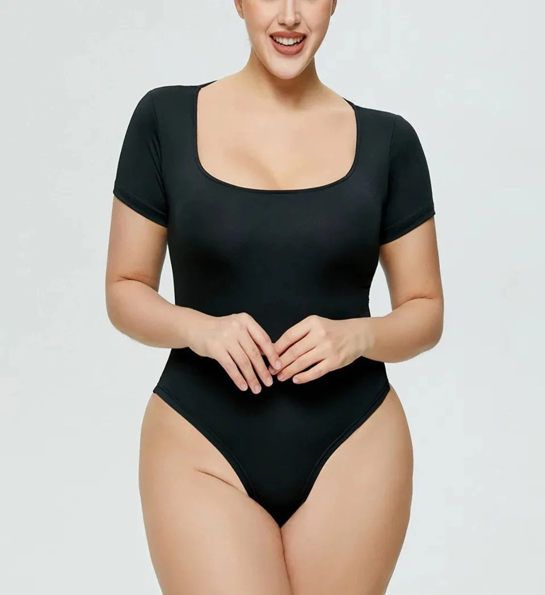 Brigitte Elegance : Libérez votre allure avec un body à manches courtes et à col carré – Confort extensible, compression à l'entrejambe et contrôle magique du ventre !