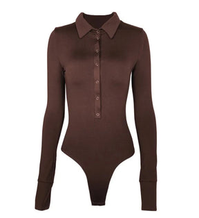 Glamour in Knöpfen: Erleben Sie die Eleganz des Herbsts mit dem lässigen, figurbetonten Bodysuit von Gal – ein unverzichtbares Upgrade für Ihre Wintergarderobe in schicken Weiß- und Schwarztönen! 