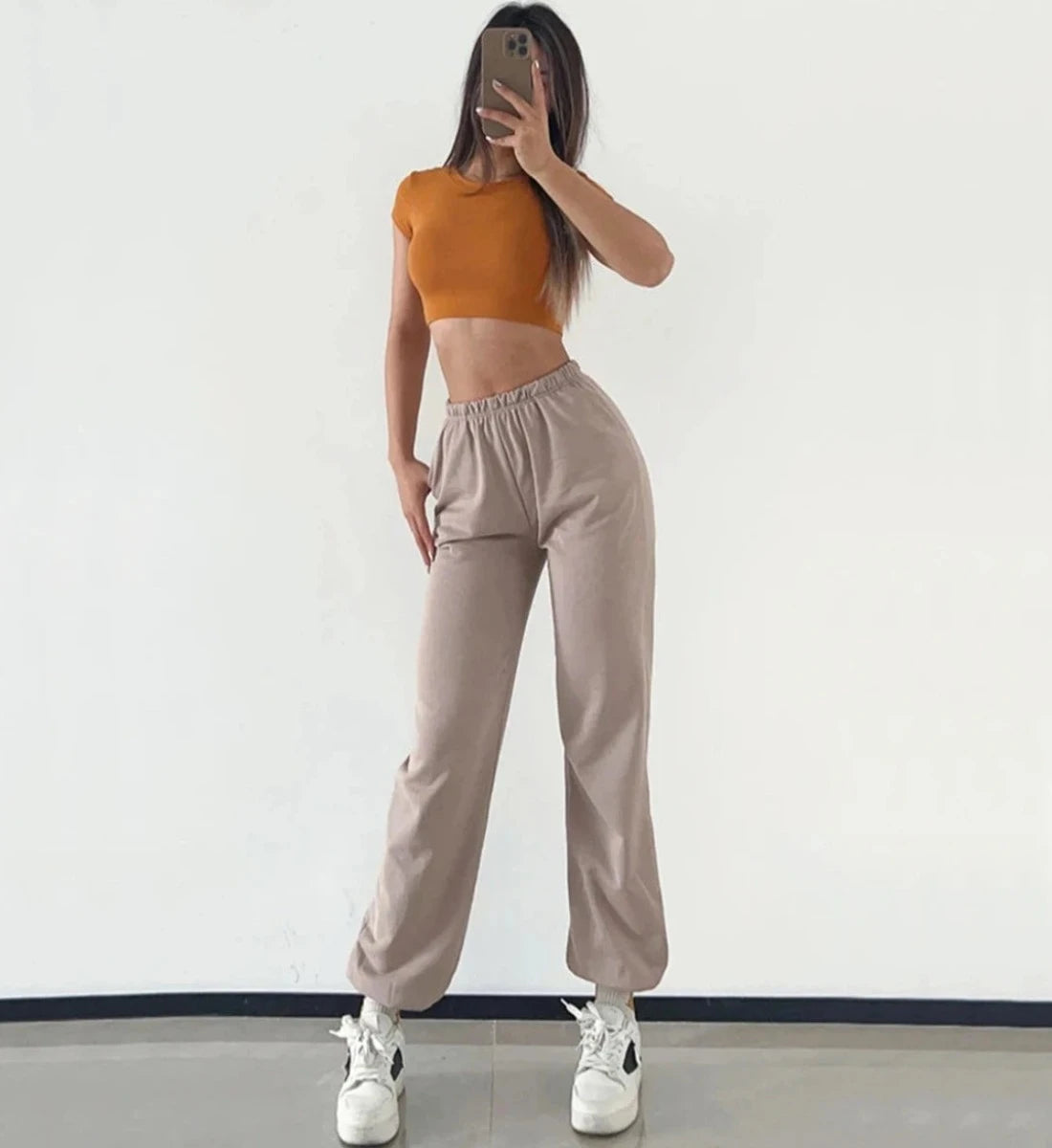 Krisztina - Stilvolles und trendiges Solid Sport Crop Top