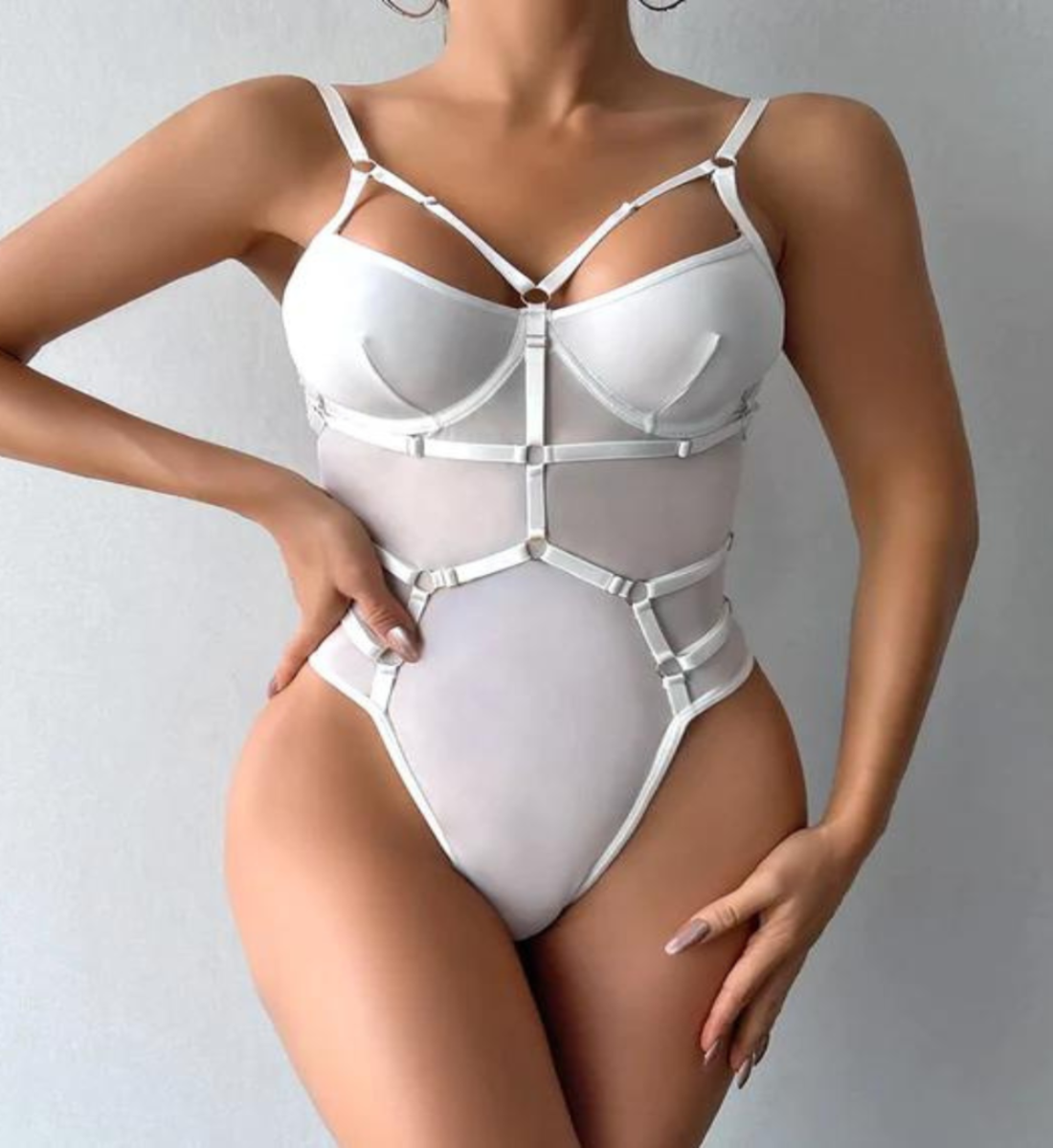 Body Lexie en dentelle avec jarretière, une fusion d'élégance et de sensualité.